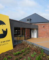 Ingresso del museo con l'insegna "The D-Day Story, Portsmouth"