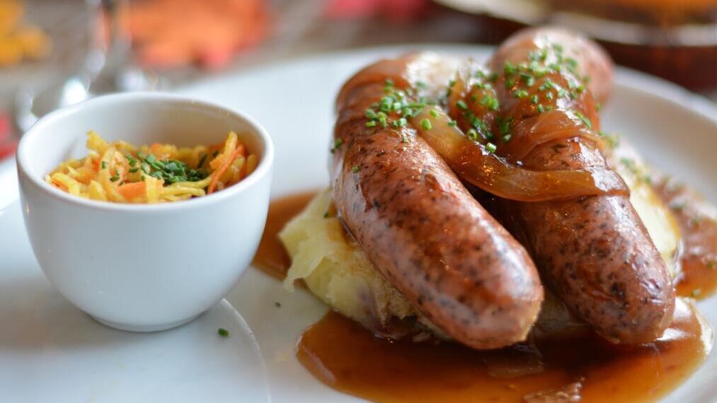 Nahaufnahme von Würstchen und Kartoffelpüree