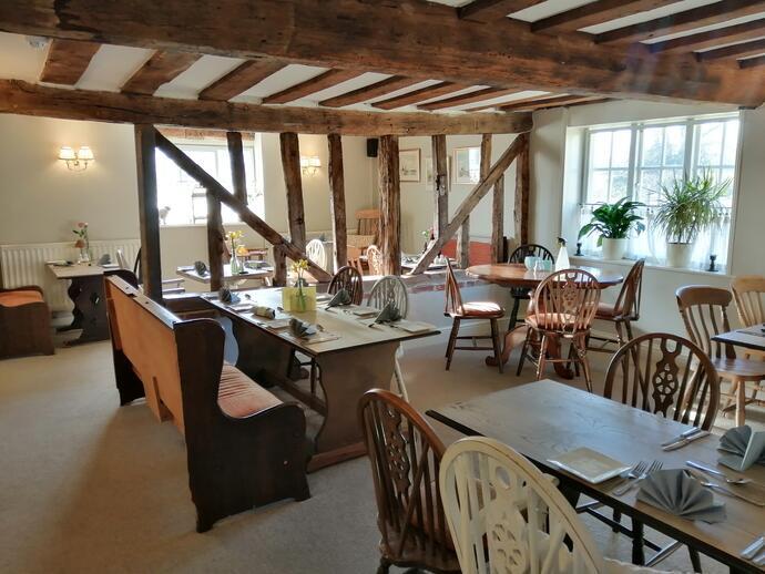 Interno del ristorante The Walnut Tree a Warminster