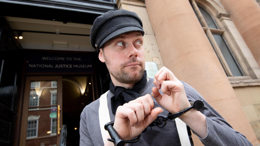 Un attore in catene fuori dal Museo della Giustizia a Nottingham