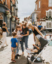 Una famiglia che guarda una mappa in una strada di Castle Hill a Lincoln