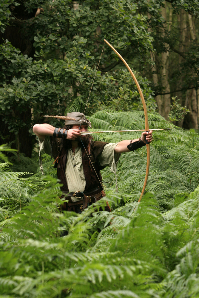 Mann als Robin Hood verkleidet im Sherwood Forest
