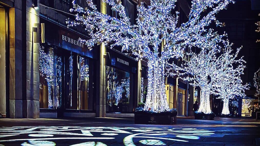 Rue avec des marques haut de gamme populaires la nuit