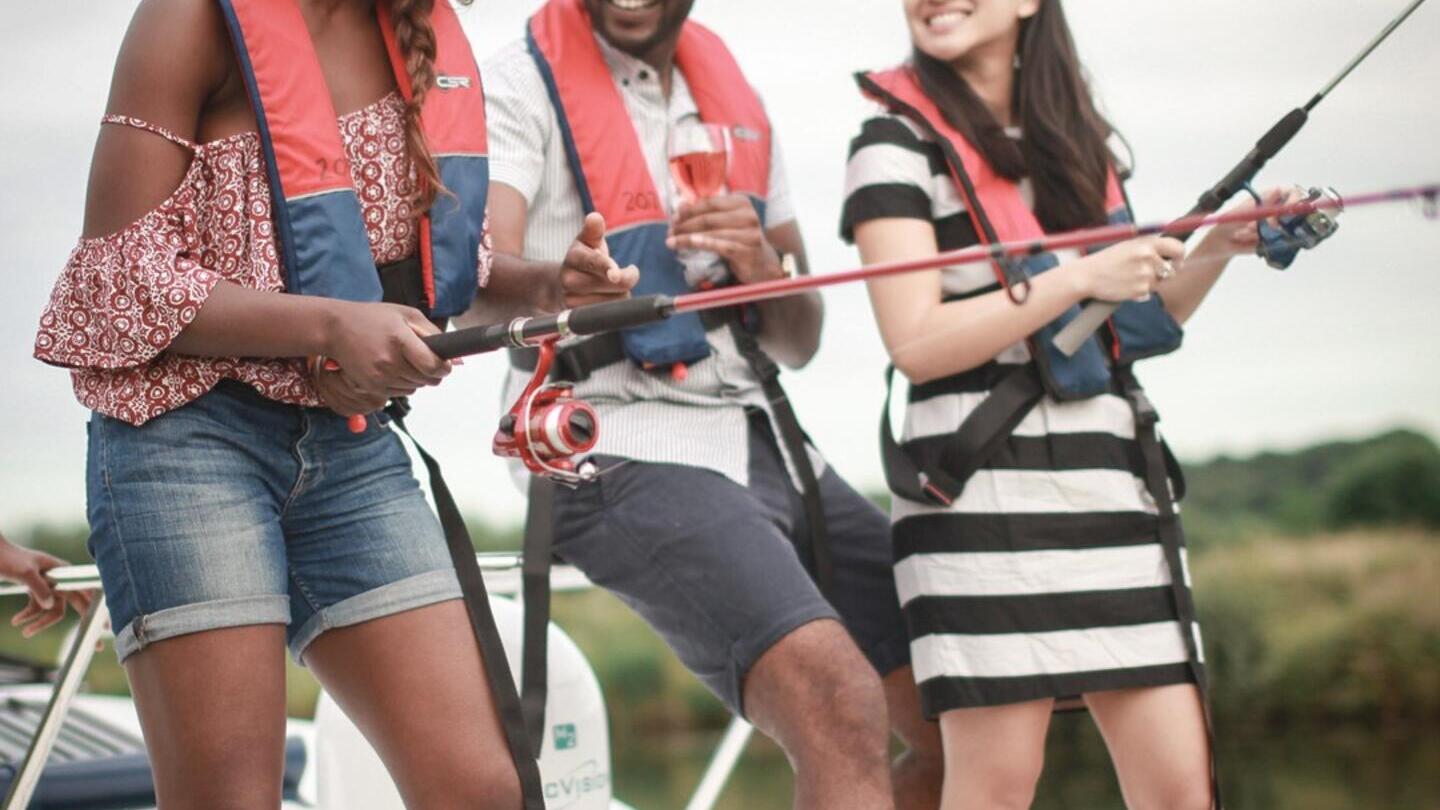 أشخاص يصطادون السمك في نورفولك برودز