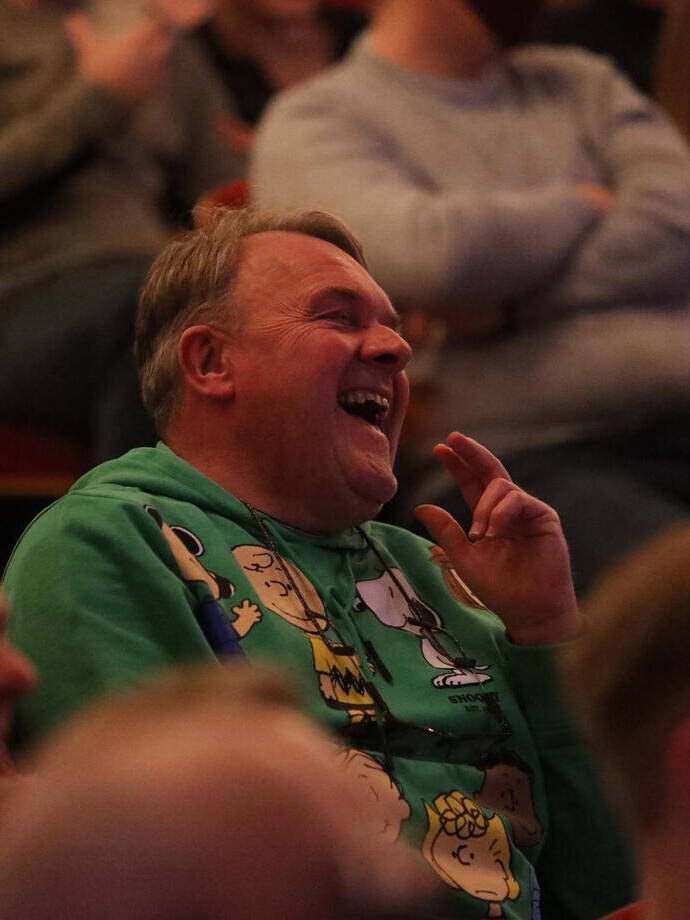 Ein Zuschauer lacht während einer Show beim Comedy Festival in Leicester