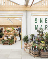 Flores frescas y productos agrícolas a la venta en One Market, en Brighton