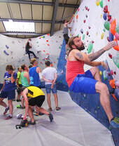 Grimpeurs sur les murs du Colchester Climbing Project