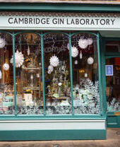 Esterno del negozio con insegna: Cambridge Gin Laboratory