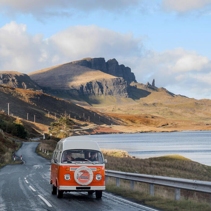 Camper su una strada panoramica accanto a un lago