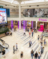 Vista elevada del Metro Centre de Newcastle con compradores abajo