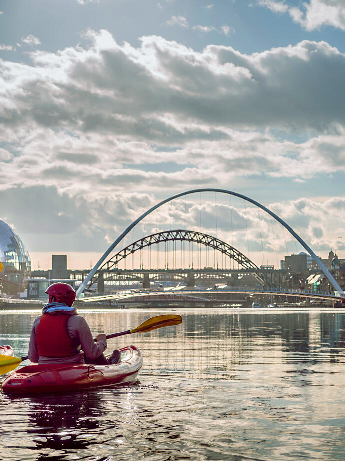 زوجان يجدفان في نهر المدينة.