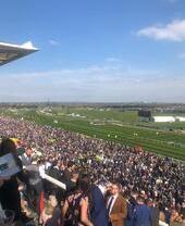 Público sentado en las gradas viendo una carrera del Grand National