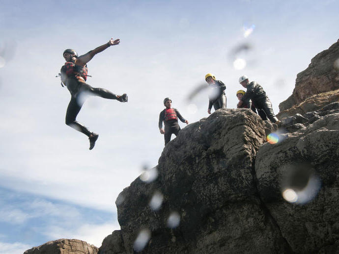 شخص يقفز في الهواء من فوق المنحدرات.