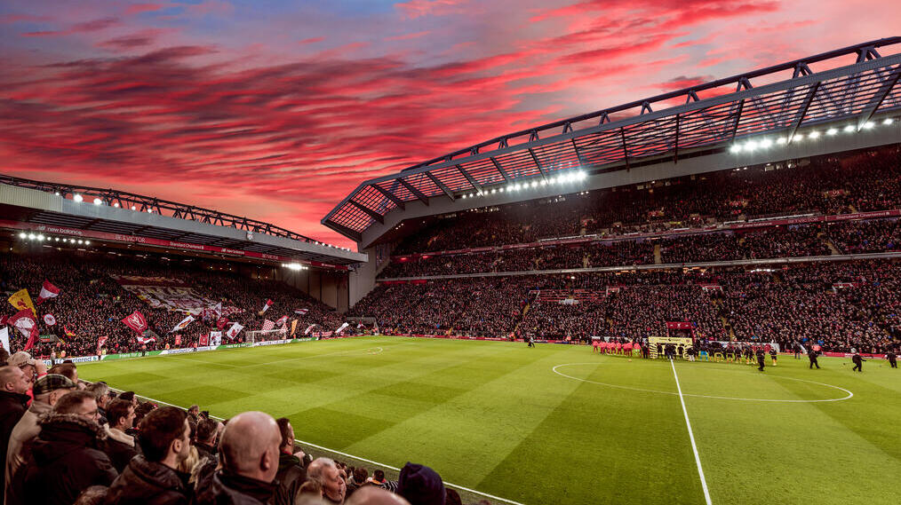 Nuages rouges au coucher du soleil au-dessus du terrain d'un stade