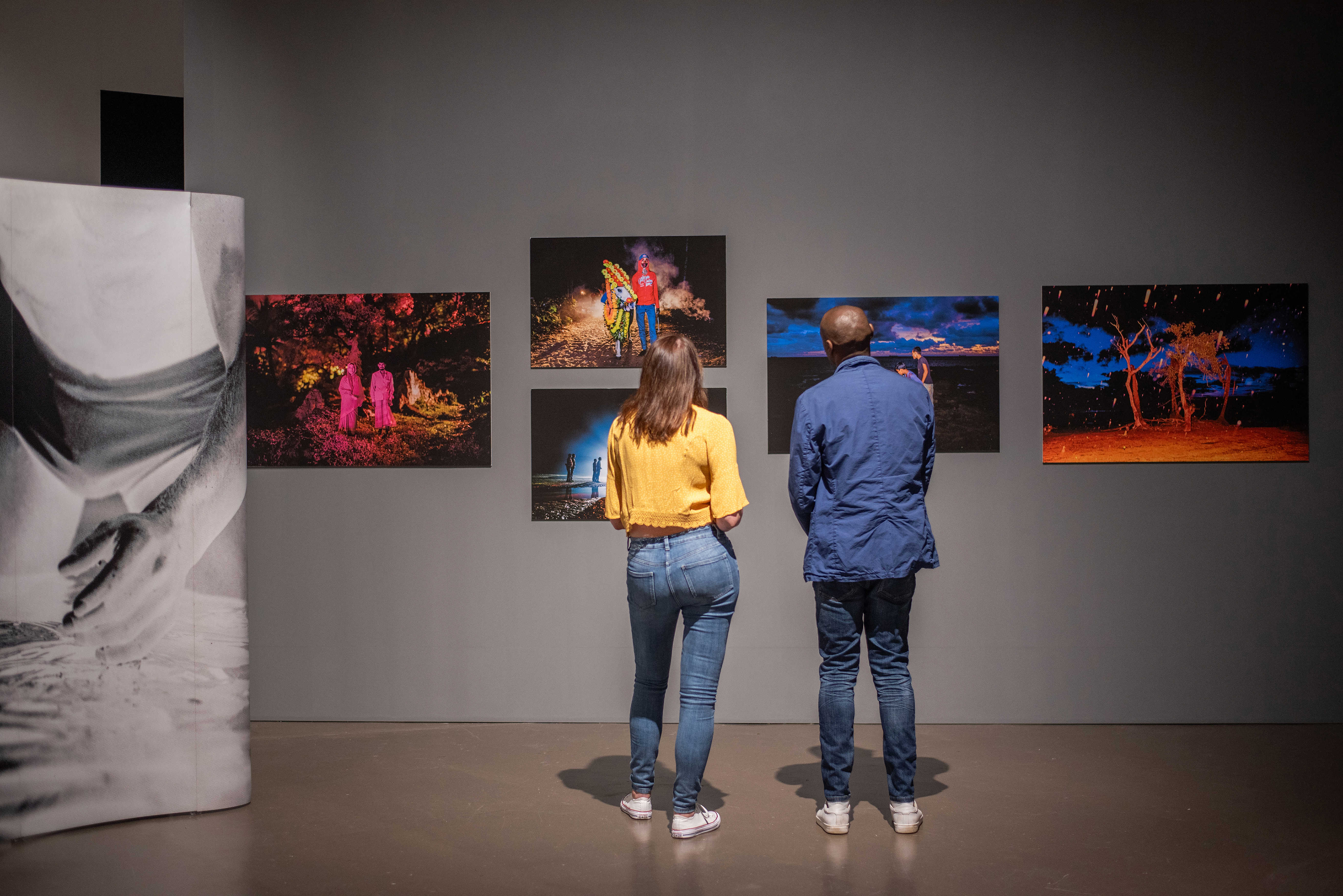 Eine Frau und ein Mann betrachten eine Ausstellung