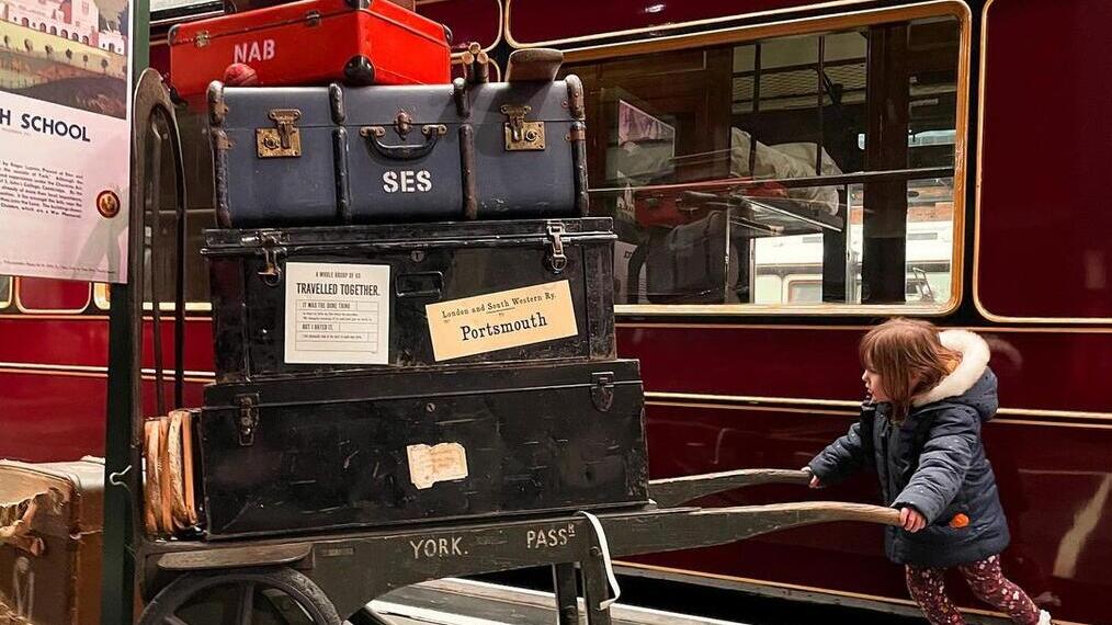 Kind vor einer Ausstellung im National Railway Museum in York