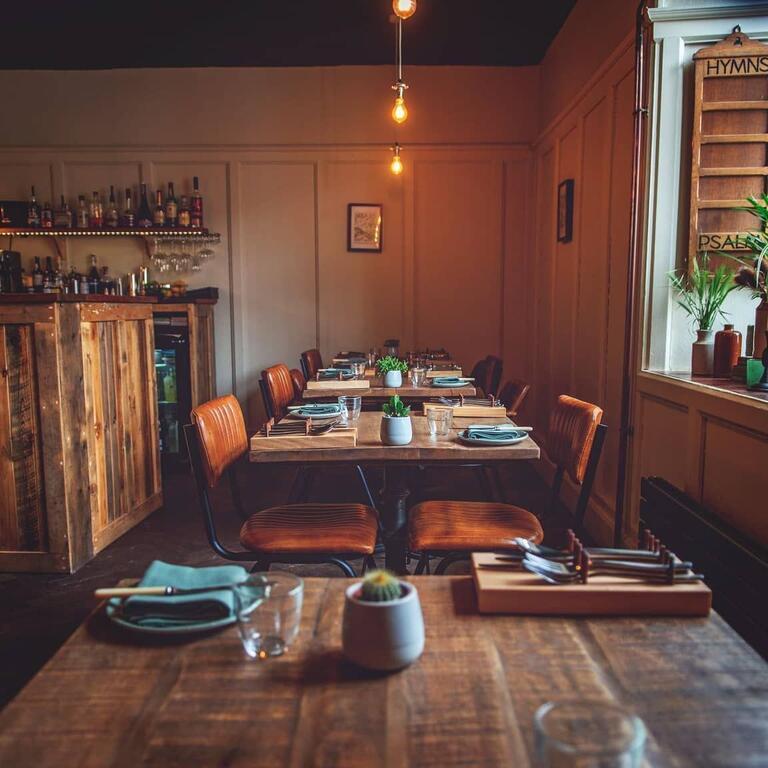 Une rangée de tables au restaurant Chapters, à Hay-on-Wye