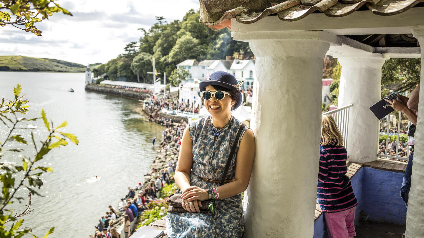Frau mit Melone und Sonnenbrille auf einem Kunstfestival