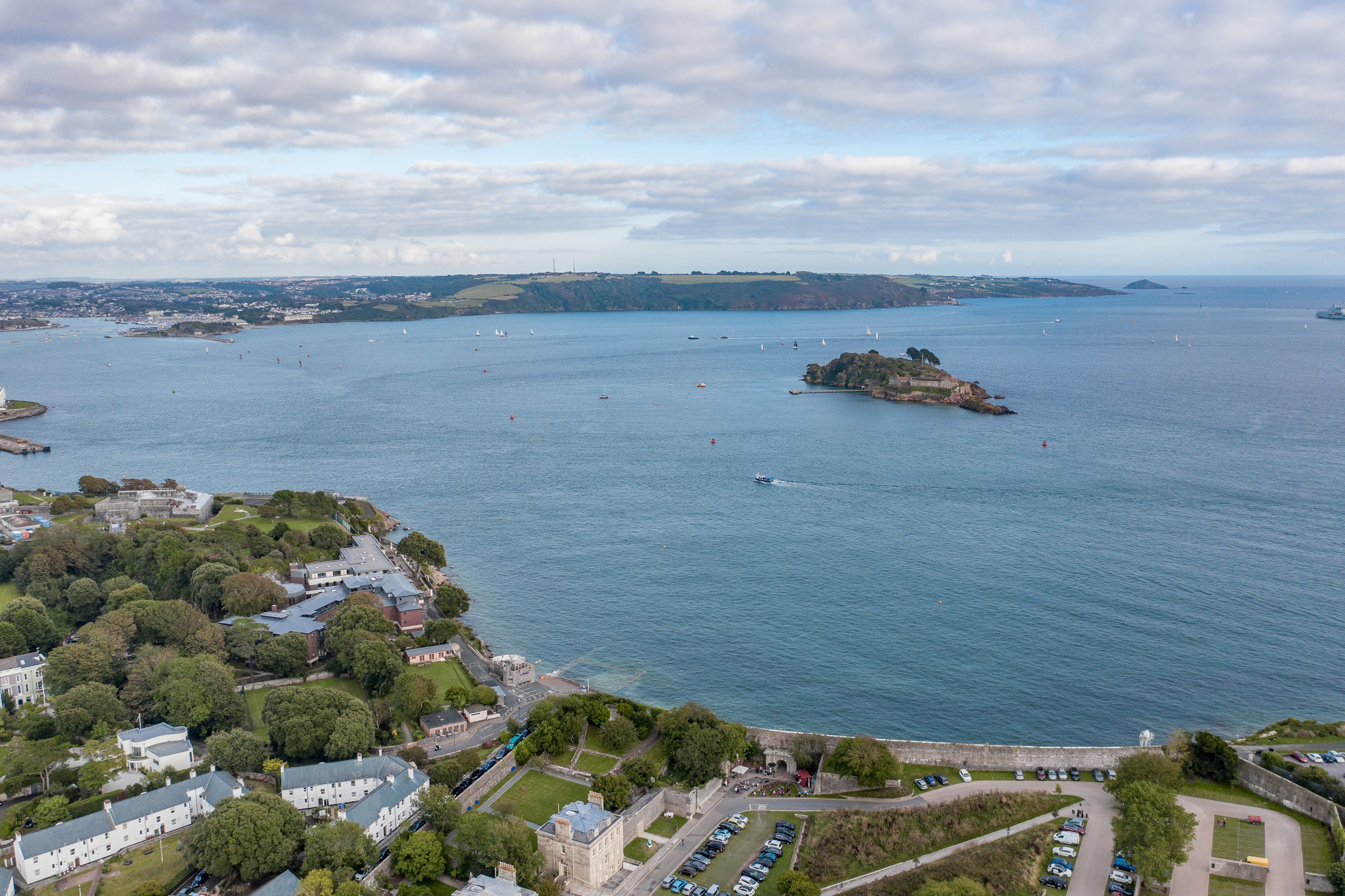 Eine lange Luftaufnahme des Plymouth Sound National Marine Park