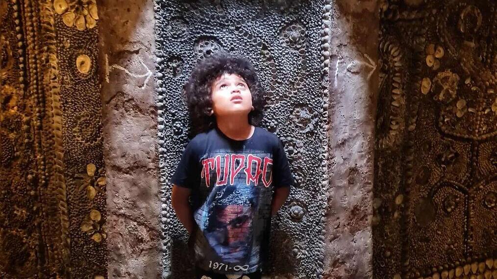 Un ragazzo nella Shell Grotto