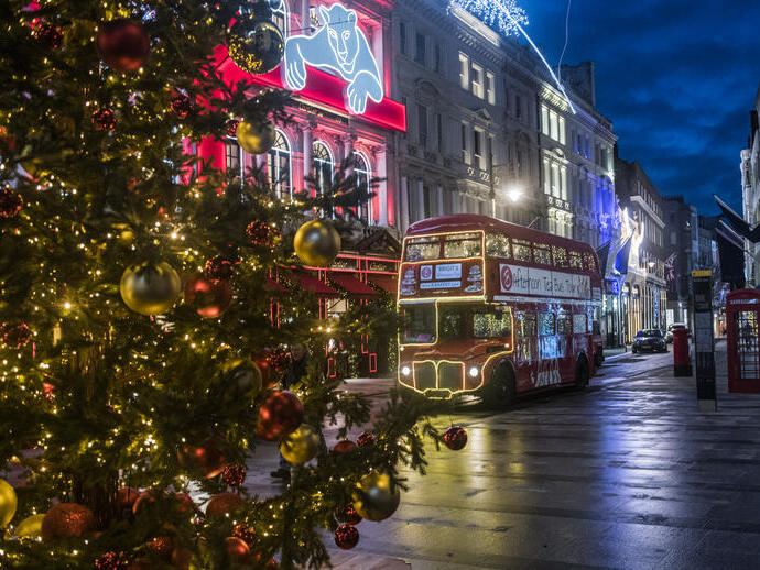 Un autobus che offre il tè pomeridiano in giro per la città a Natale