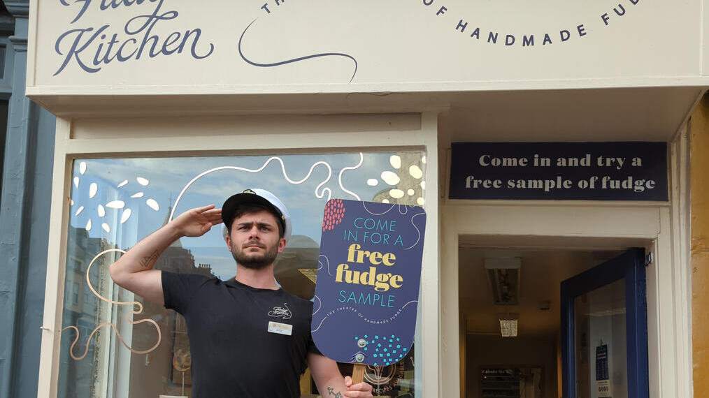 Ein Mitarbeiter posiert vor der Fudge Kitchen in Windsor