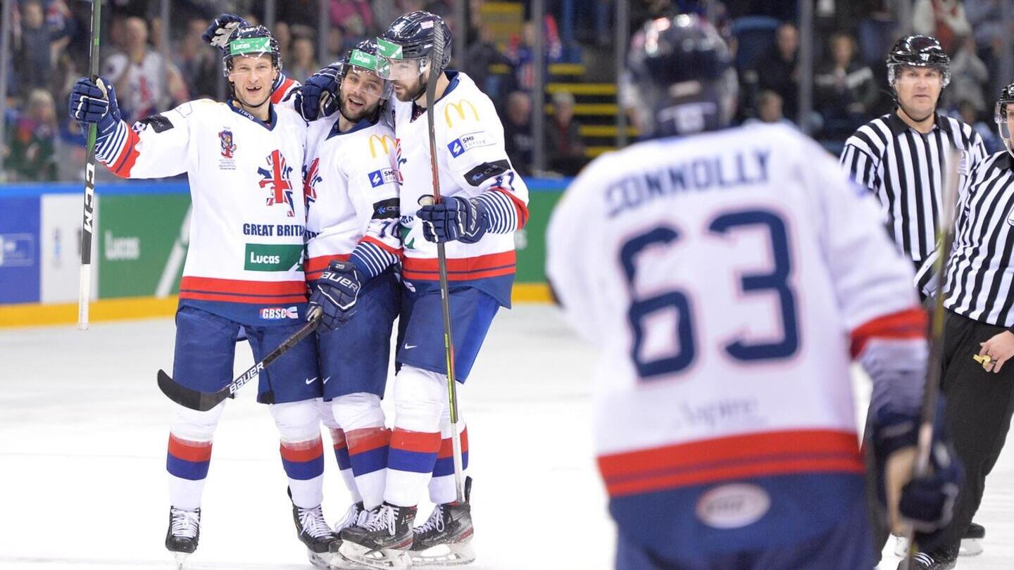 Gruppe von drei britischen Eishockeyspielern, die gemeinsam auf dem Eis feiern