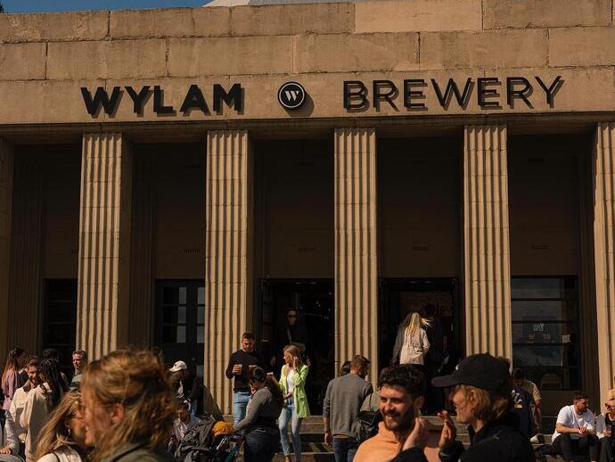 Des gens devant la brasserie Wylam, à Newcastle