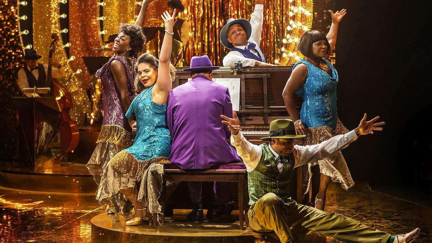 Cast che si esibisce sul palco