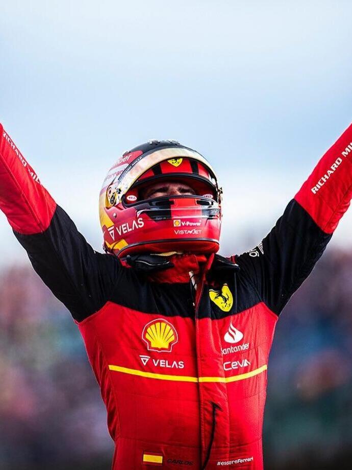 Autorennenfahrer, der seine Arme in die Luft reckt