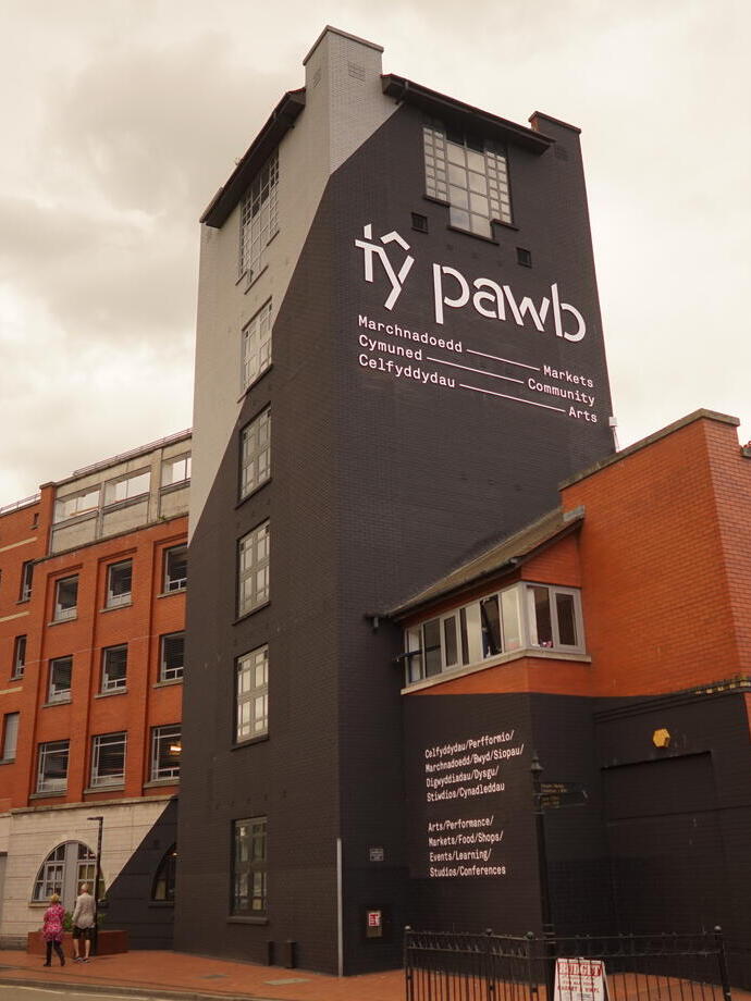 Vue extérieure d'un bâtiment avec une enseigne indiquant « Ty Pawb ».