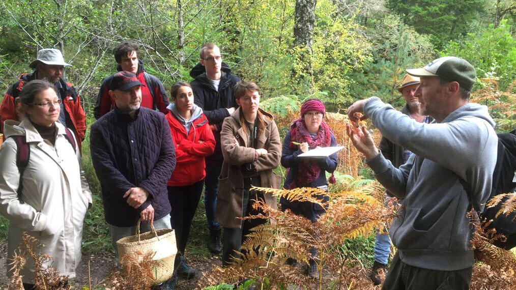 Eine Gruppe von Menschen auf einer Food-Tour am Stadtrand von London