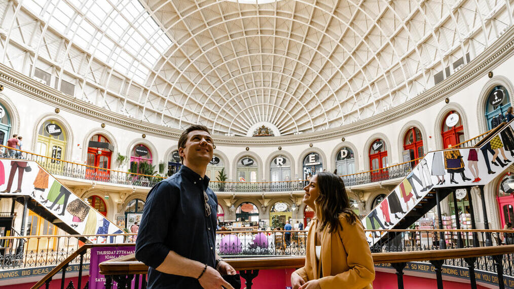 Gente mirando el interior del Leeds Corn Exchange