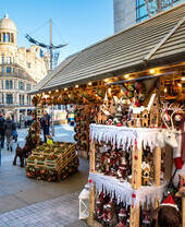 Weihnachtsmarktstände entlang der Cathedral Street in Manchester