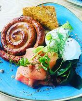 Un piatto con salsiccia Cumberland