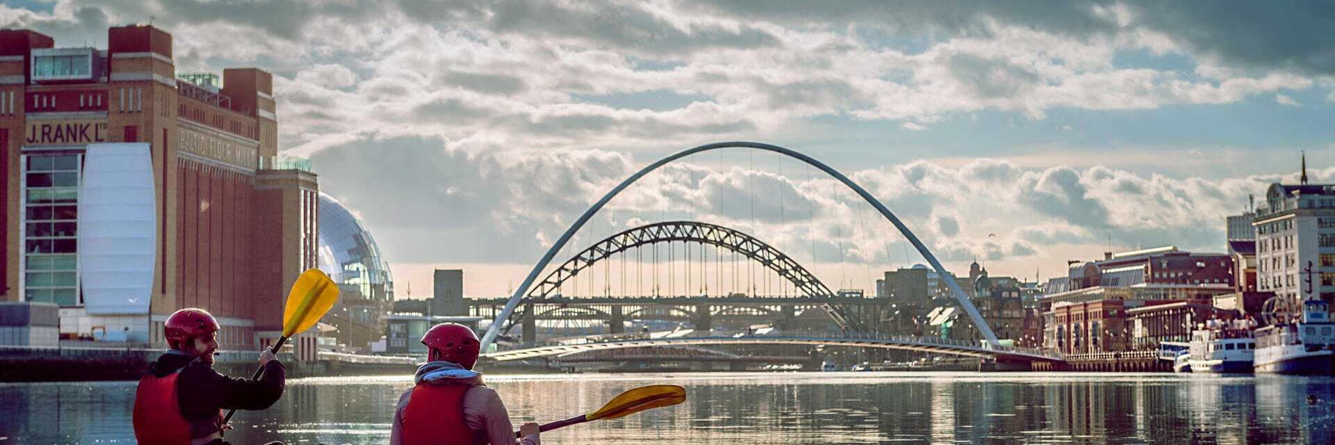 زوجان يجدفان في نهر المدينة.