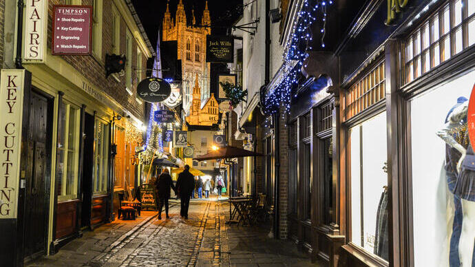 Mann und Frau, die nachts eine Straße entlanggehen