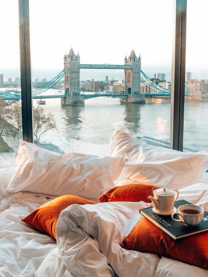 Camera d'albergo con vista sulla città, sul fiume e sul ponte dalla finestra
