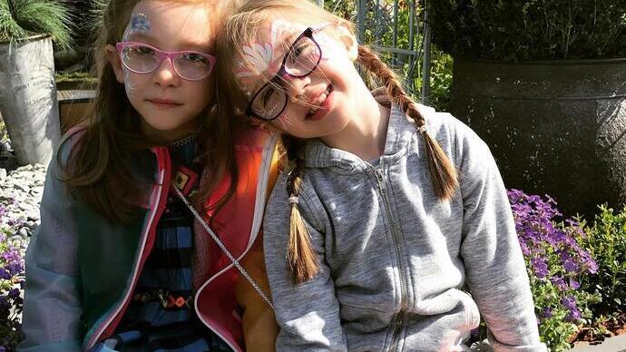 Deux enfants maquillés au RHS Flower Show à Cardiff