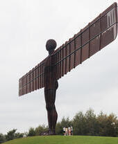 Un grupo familiar visita la estatua del Ángel del Norte cerca de Newcastle upon Tyne.