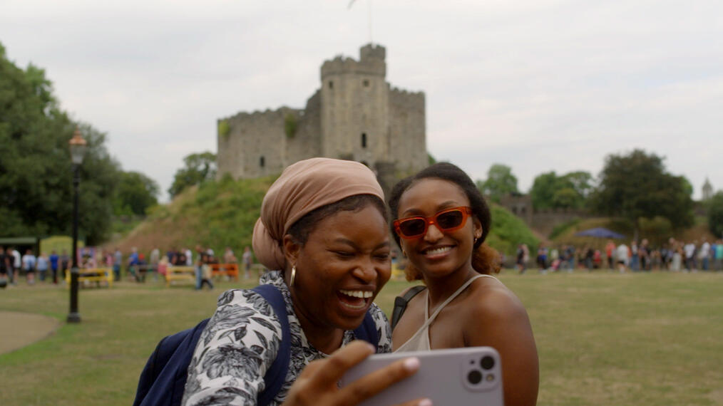Deux amis prenant un selfie devant un château