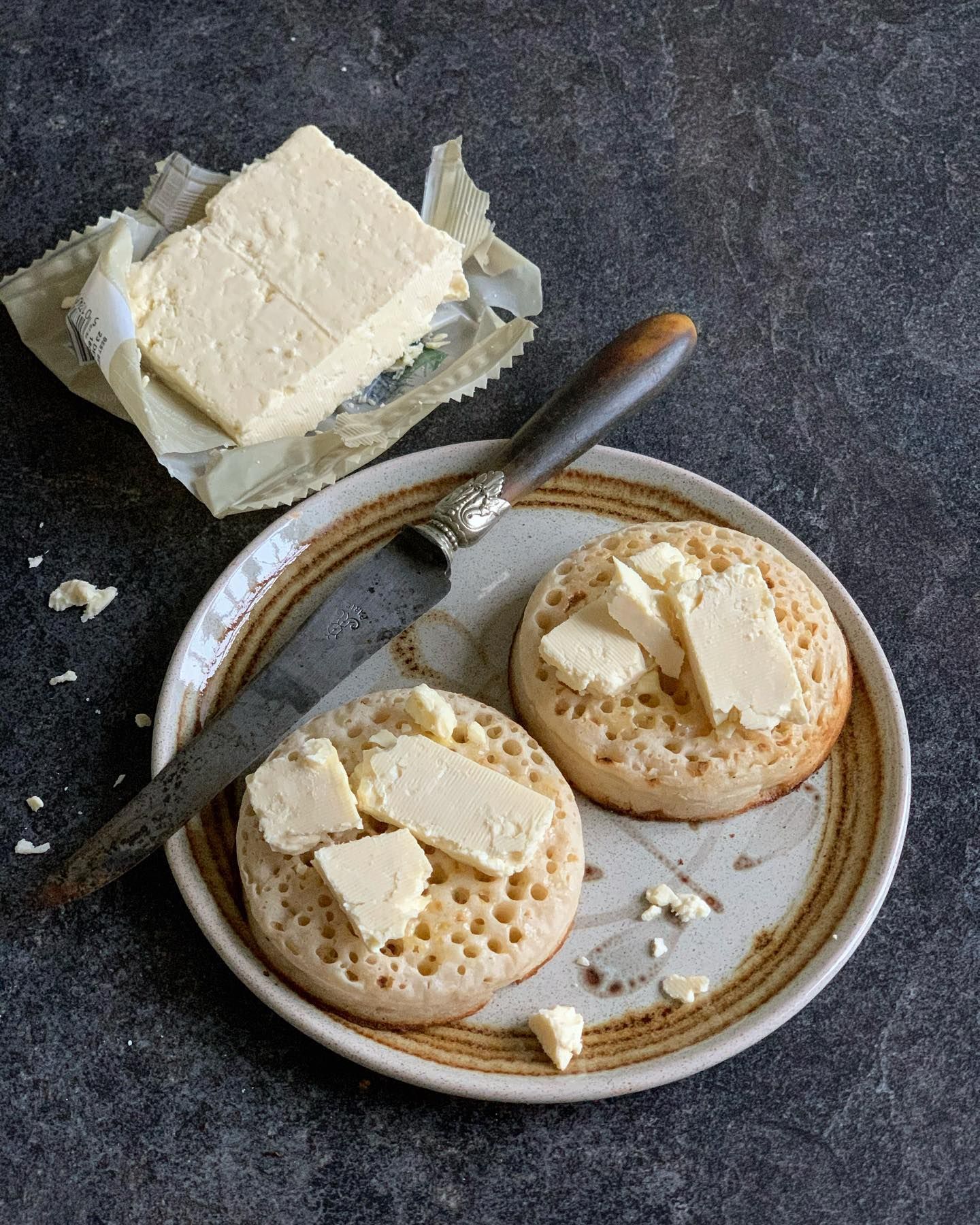 Queso Caerphilly sobre crumpets, servido en un plato