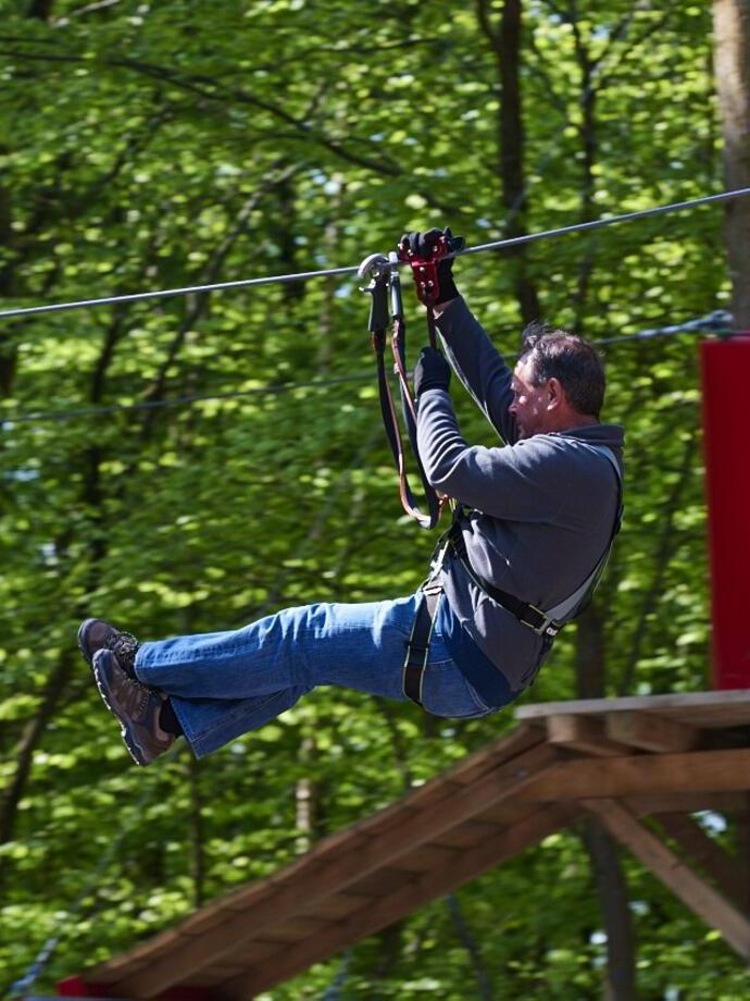 Homme sur une tyrolienne
