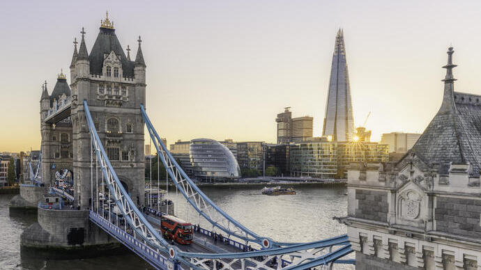Grand pont sur une rivière avec des bâtiments modernes en arrière-plan