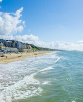 Playa de arena en un día soleado.