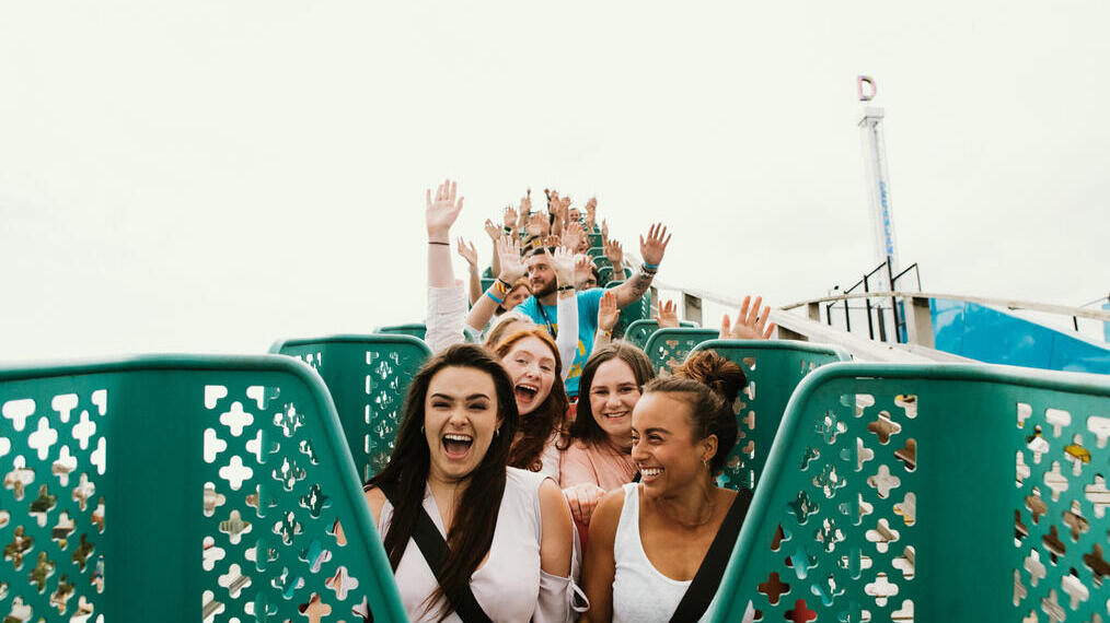 Menschen auf einer Achterbahn im Dreamland Margate