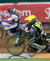 Dos motociclistas compitiendo en el Cardiff Speedway