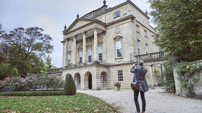 Vue arrière d'un homme prenant une photo du Holburne Museum, à Bath, dans le Somerset, en Angleterre.
