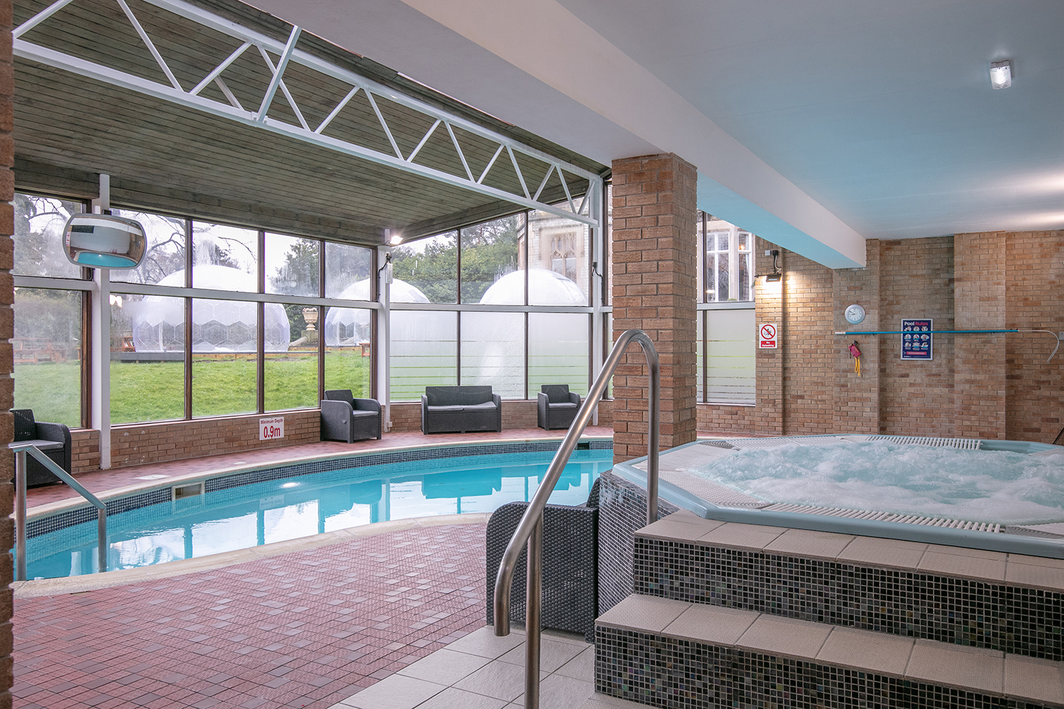 Ein Pool und ein Whirlpool im Kenwood Spa in Sheffield
