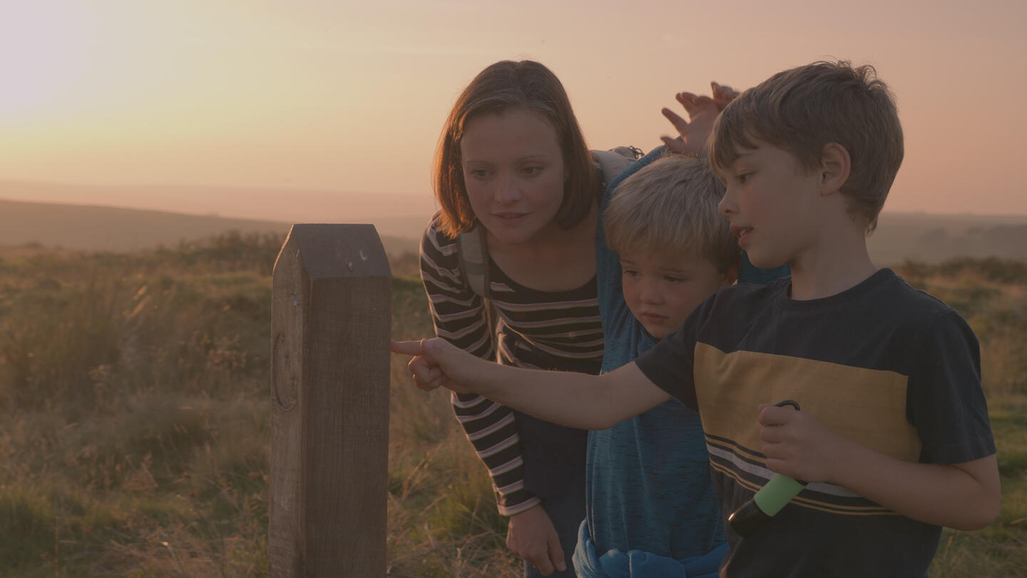 Eine Mutter und ihre beiden Söhne erkunden den Dark Sky Discovery Trail im Exmoor Park